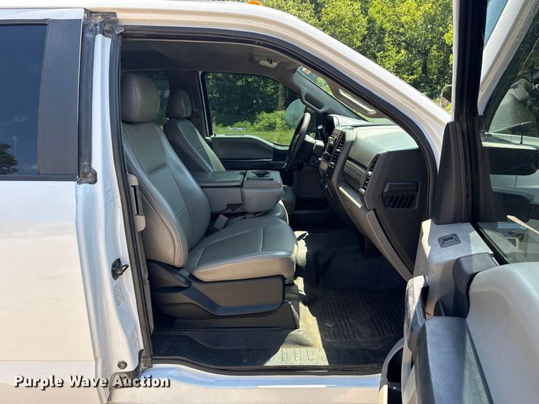 image for item ET6454 2017 Ford F350 Super Duty Ext. Cab utility bed pickup truck