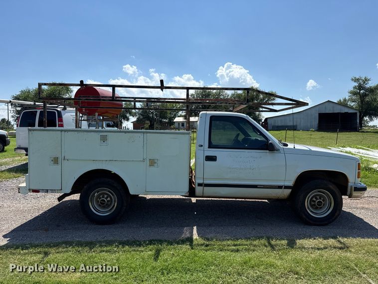 image for item ET6456 2000 GMC Sierra 2500 utility bed pickup truck