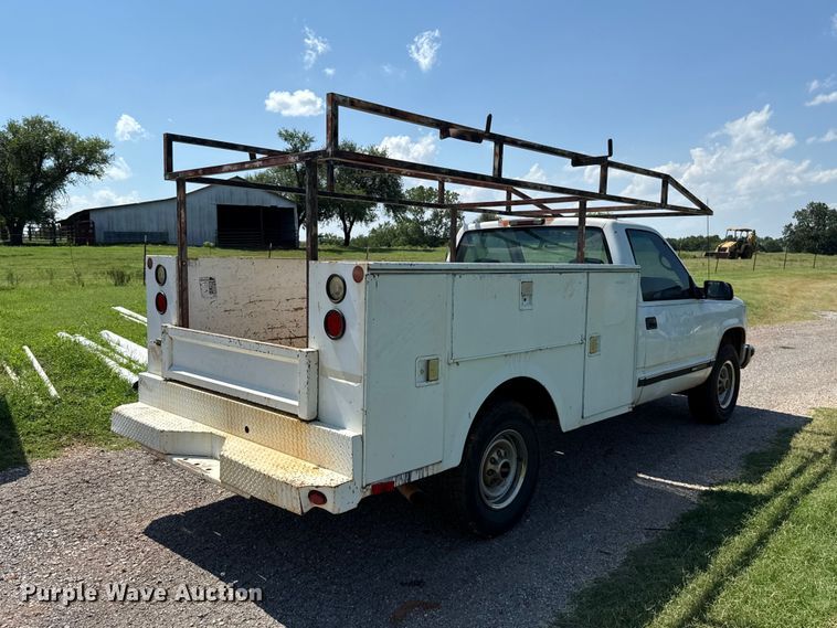 image for item ET6456 2000 GMC Sierra 2500 utility bed pickup truck