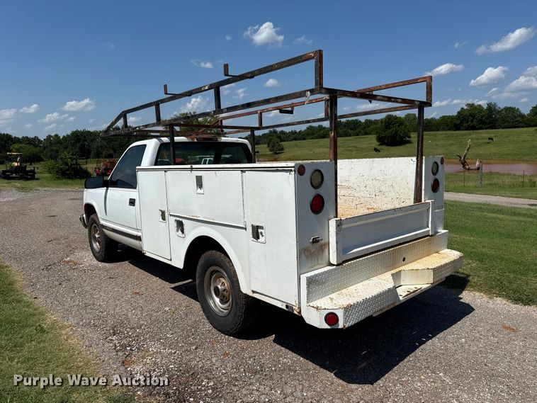 image for item ET6456 2000 GMC Sierra 2500 utility bed pickup truck