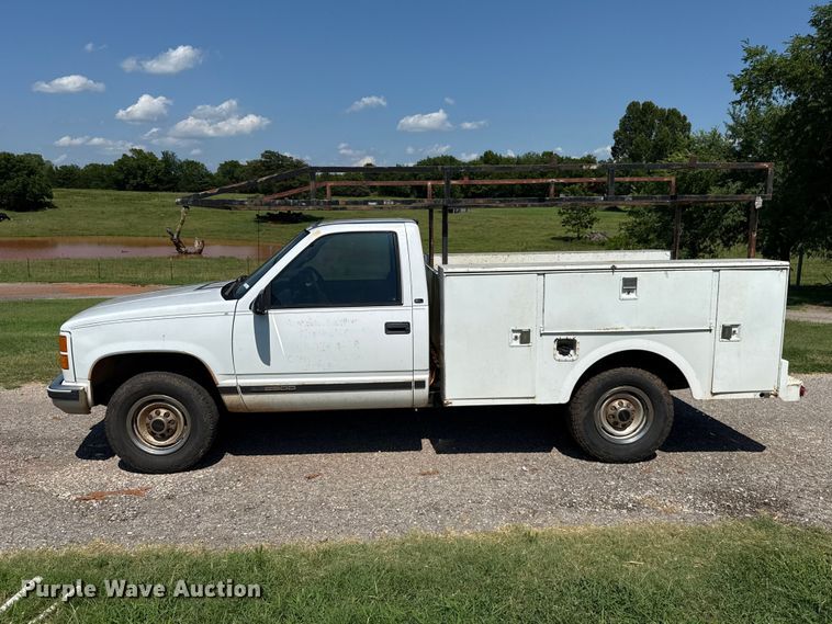 image for item ET6456 2000 GMC Sierra 2500 utility bed pickup truck