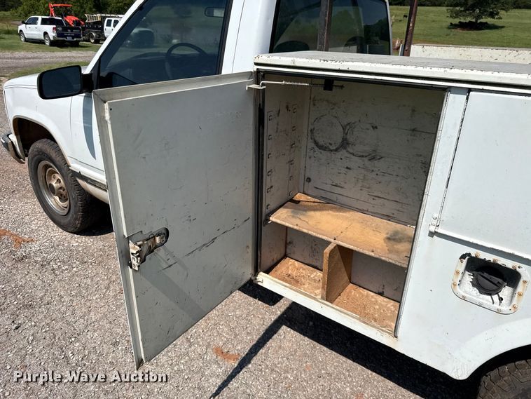 image for item ET6456 2000 GMC Sierra 2500 utility bed pickup truck