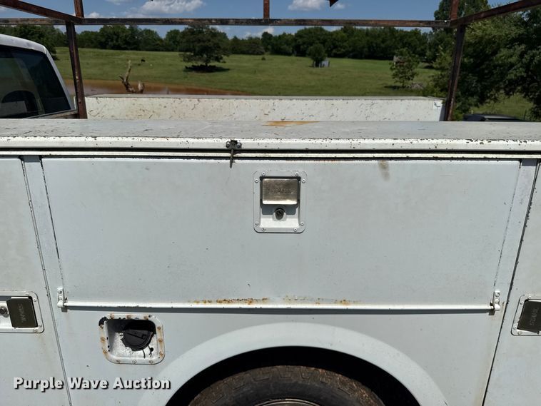 image for item ET6456 2000 GMC Sierra 2500 utility bed pickup truck