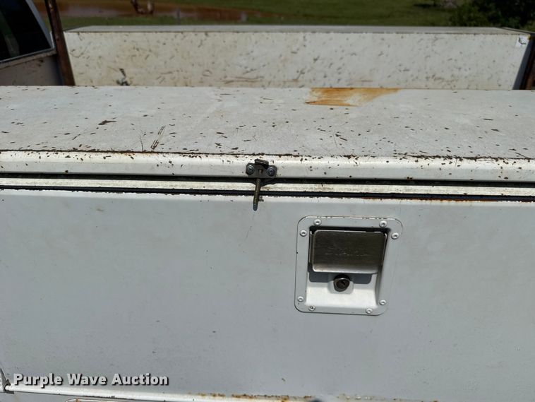 image for item ET6456 2000 GMC Sierra 2500 utility bed pickup truck
