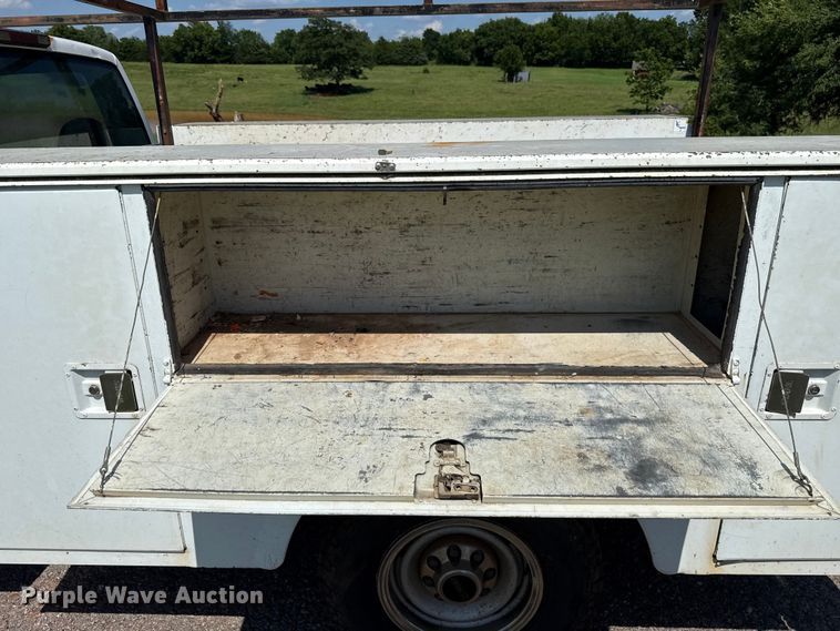 image for item ET6456 2000 GMC Sierra 2500 utility bed pickup truck