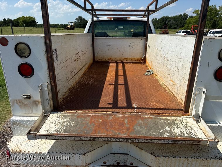 image for item ET6456 2000 GMC Sierra 2500 utility bed pickup truck