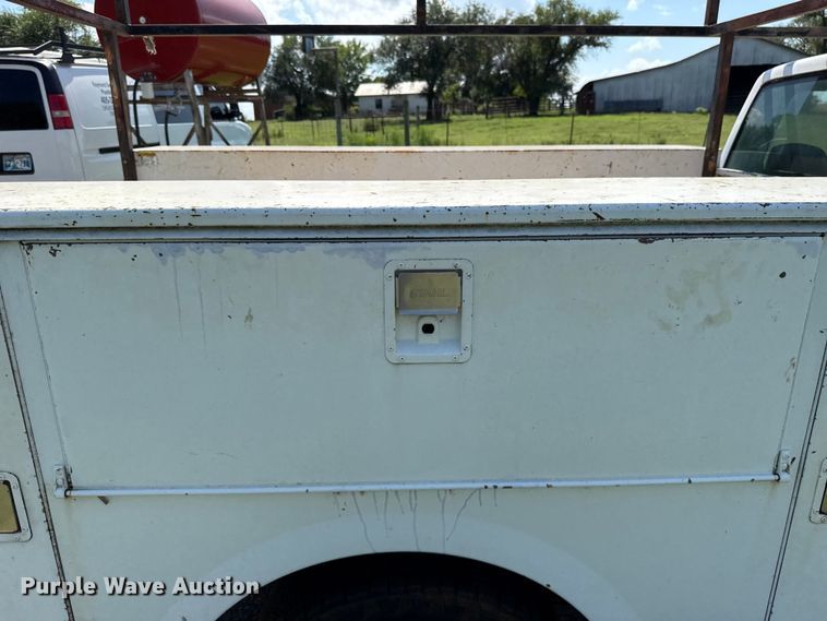 image for item ET6456 2000 GMC Sierra 2500 utility bed pickup truck