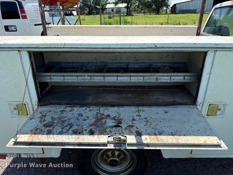 image for item ET6456 2000 GMC Sierra 2500 utility bed pickup truck