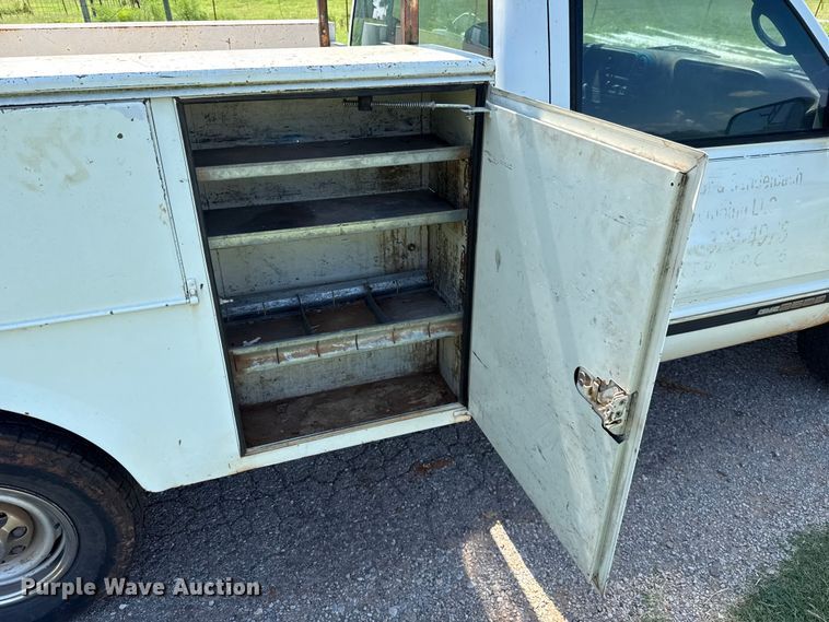 image for item ET6456 2000 GMC Sierra 2500 utility bed pickup truck