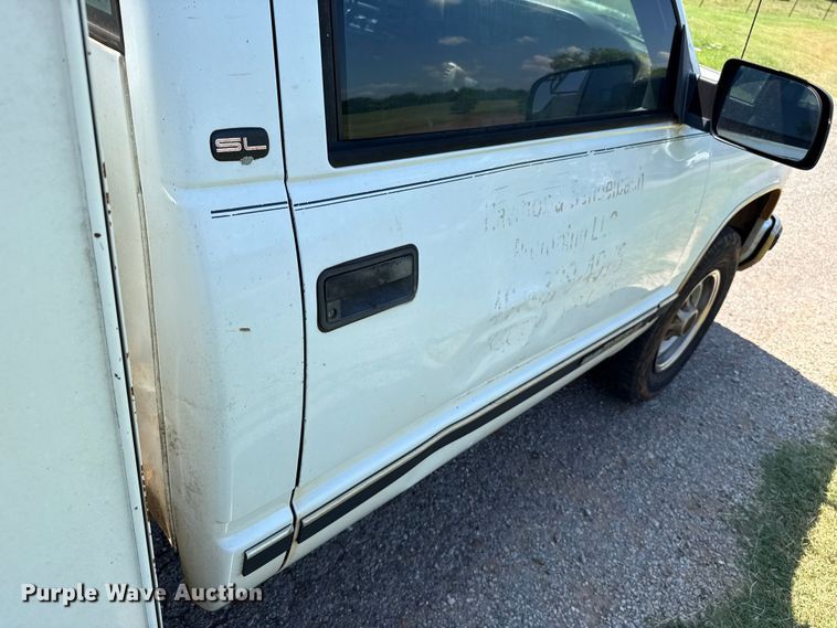 image for item ET6456 2000 GMC Sierra 2500 utility bed pickup truck