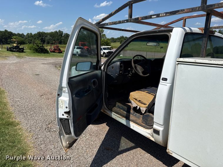 image for item ET6456 2000 GMC Sierra 2500 utility bed pickup truck