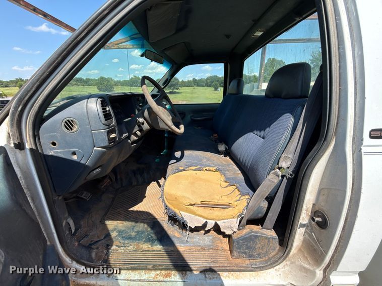 image for item ET6456 2000 GMC Sierra 2500 utility bed pickup truck