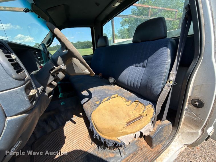 image for item ET6456 2000 GMC Sierra 2500 utility bed pickup truck