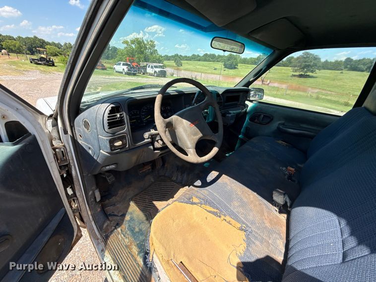 image for item ET6456 2000 GMC Sierra 2500 utility bed pickup truck
