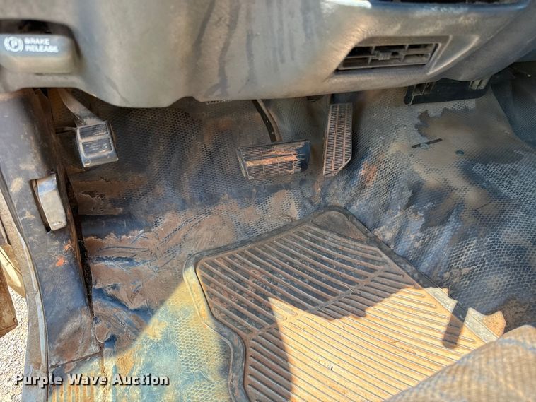 image for item ET6456 2000 GMC Sierra 2500 utility bed pickup truck