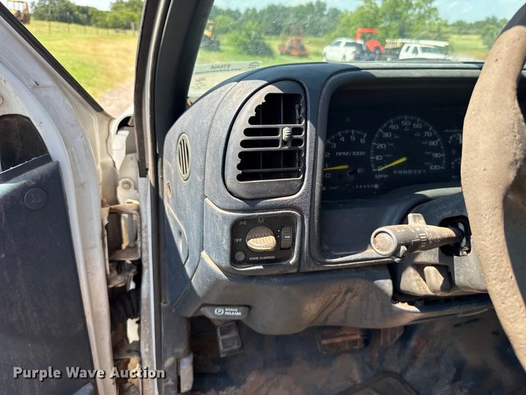 image for item ET6456 2000 GMC Sierra 2500 utility bed pickup truck