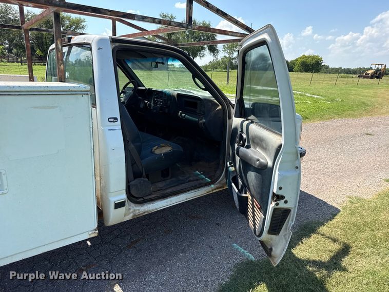 image for item ET6456 2000 GMC Sierra 2500 utility bed pickup truck