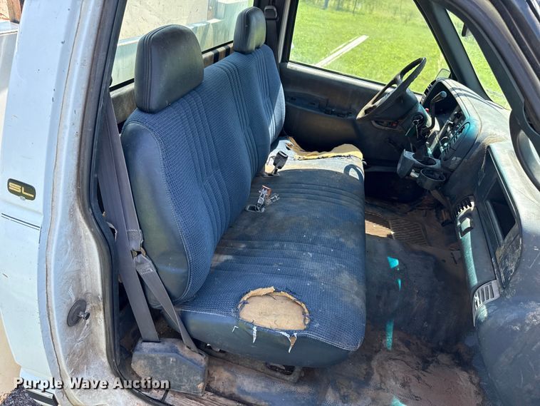 image for item ET6456 2000 GMC Sierra 2500 utility bed pickup truck