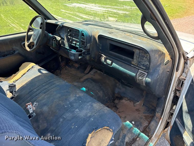 image for item ET6456 2000 GMC Sierra 2500 utility bed pickup truck