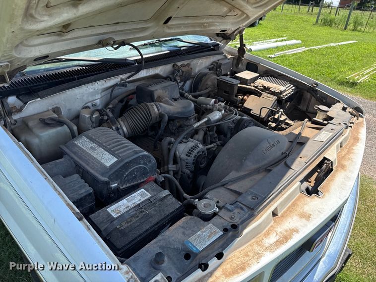 image for item ET6456 2000 GMC Sierra 2500 utility bed pickup truck