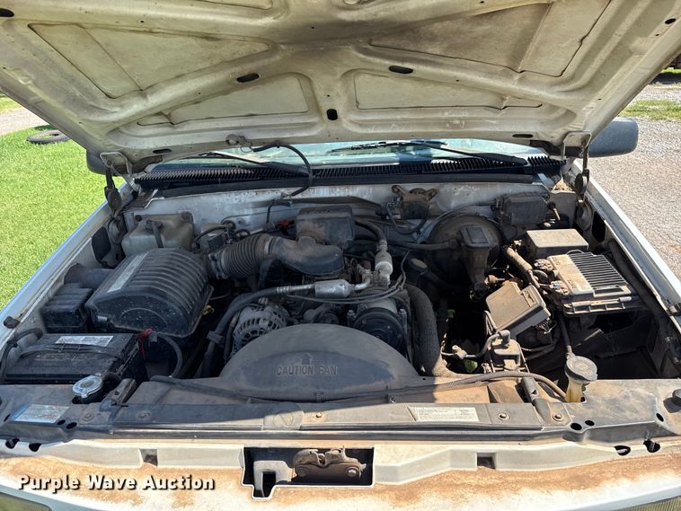 image for item ET6456 2000 GMC Sierra 2500 utility bed pickup truck
