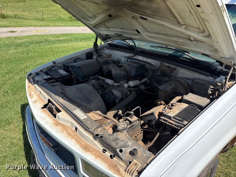 image for item ET6456 2000 GMC Sierra 2500 utility bed pickup truck