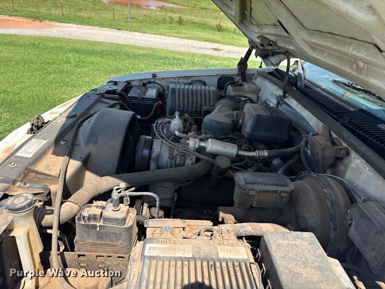 image for item ET6456 2000 GMC Sierra 2500 utility bed pickup truck