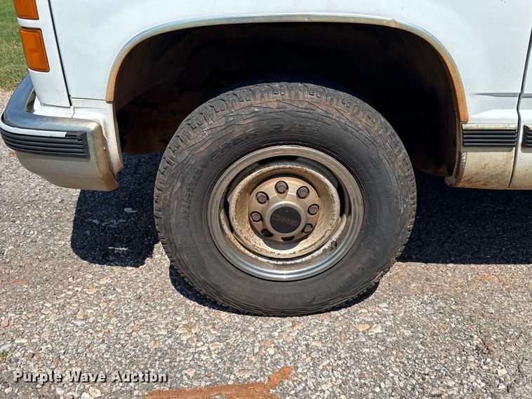 image for item ET6456 2000 GMC Sierra 2500 utility bed pickup truck