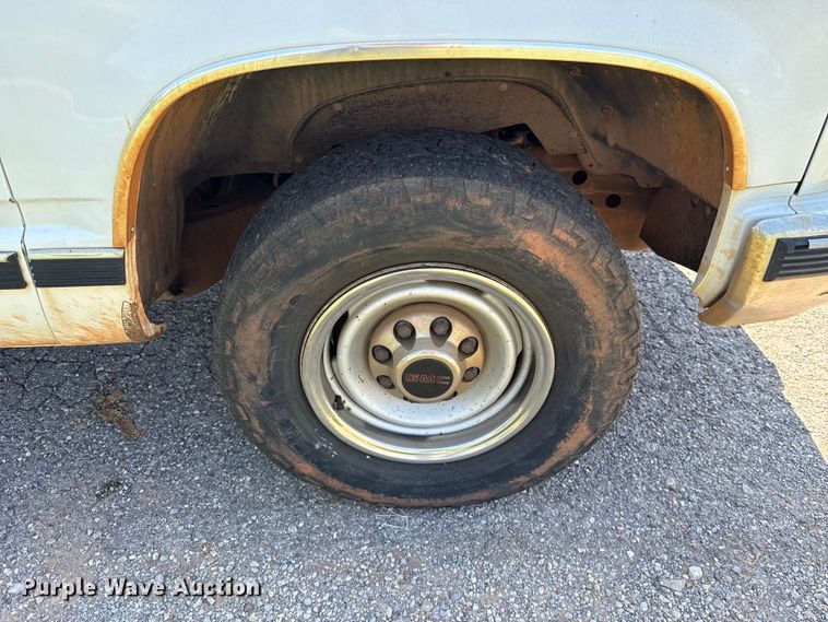 image for item ET6456 2000 GMC Sierra 2500 utility bed pickup truck