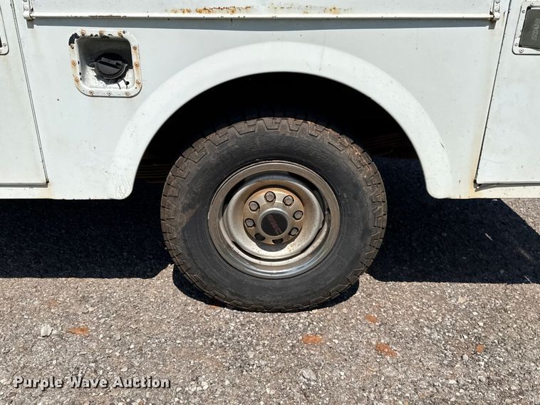 image for item ET6456 2000 GMC Sierra 2500 utility bed pickup truck