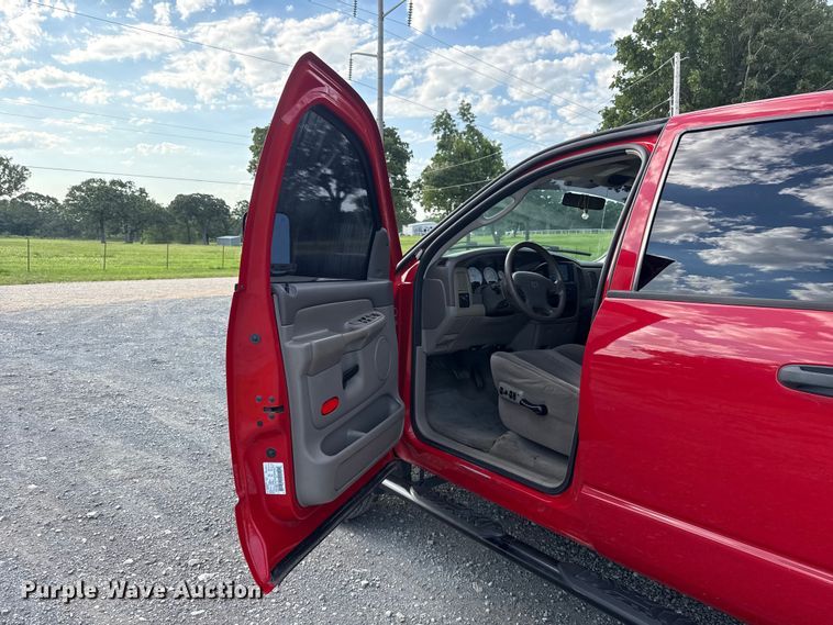 image for item ET6460 2003 Dodge Ram 3500 Crew Cab flatbed pickup truck