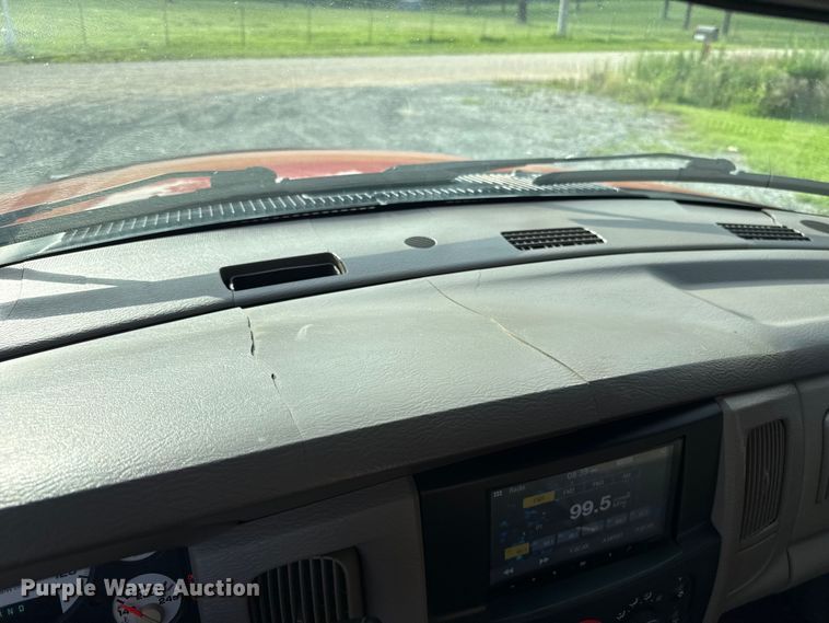 image for item ET6460 2003 Dodge Ram 3500 Crew Cab flatbed pickup truck