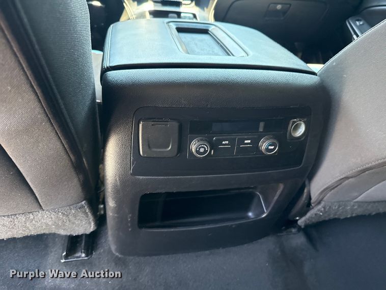 image for item ET6476 2018 Chevrolet Suburban SUV
