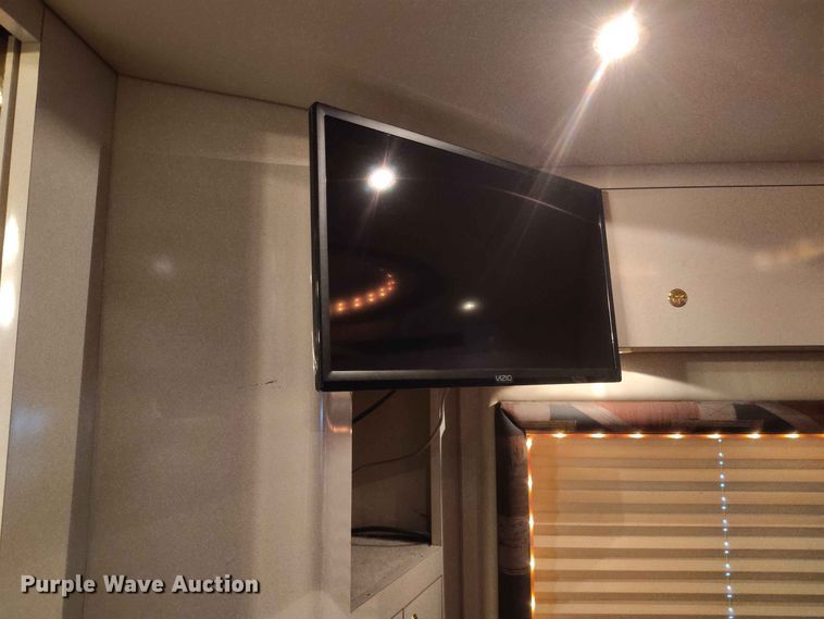 image for item EW1018 2001 Featherlight Vogue 5000 RV
