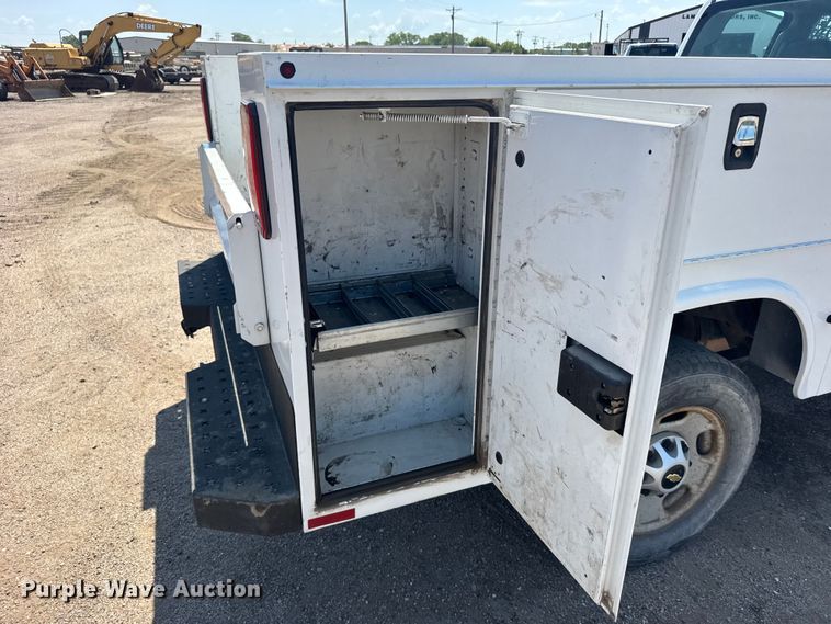 image for item EW4963 2018 Chevrolet Silverado 2500HD utility bed pickup truck