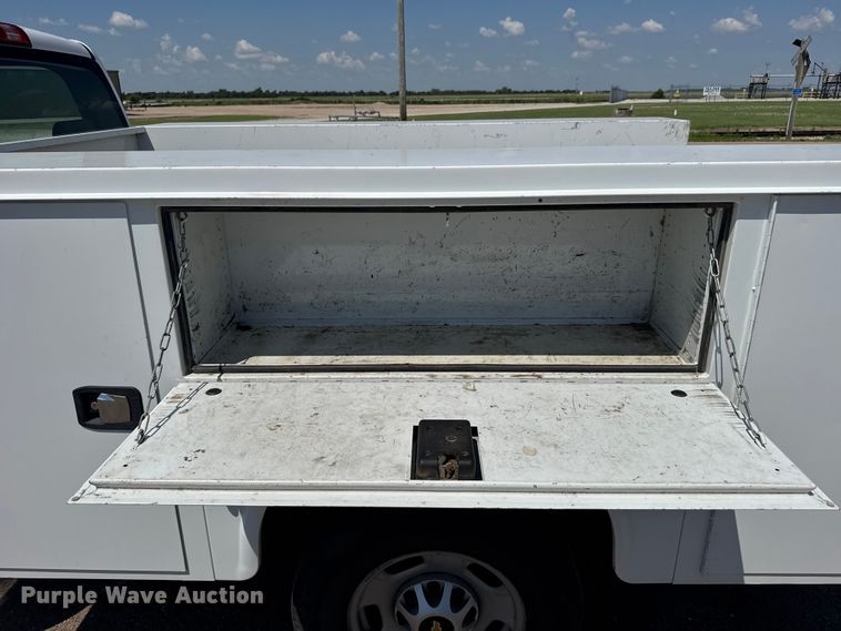 image for item EW4963 2018 Chevrolet Silverado 2500HD utility bed pickup truck