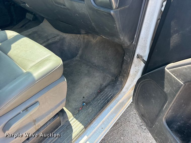 image for item EW4963 2018 Chevrolet Silverado 2500HD utility bed pickup truck