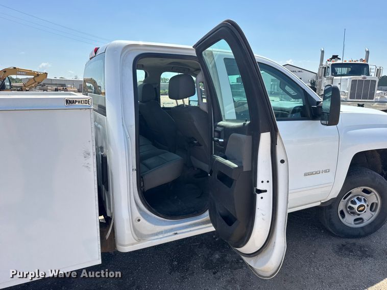 image for item EW4963 2018 Chevrolet Silverado 2500HD utility bed pickup truck