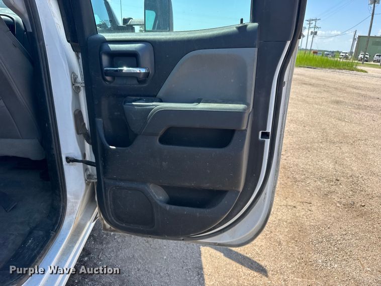 image for item EW4963 2018 Chevrolet Silverado 2500HD utility bed pickup truck