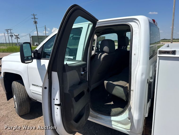 image for item EW4963 2018 Chevrolet Silverado 2500HD utility bed pickup truck