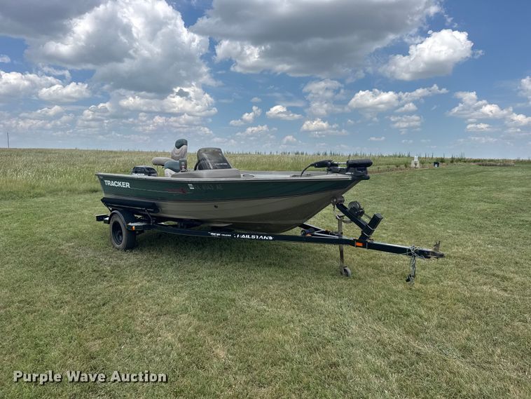 image for item EW4983 2002 Tracker Pro deep v 16 boat