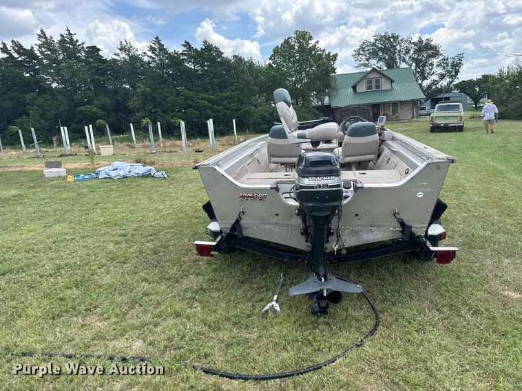 image for item EW4983 2002 Tracker Pro deep v 16 boat