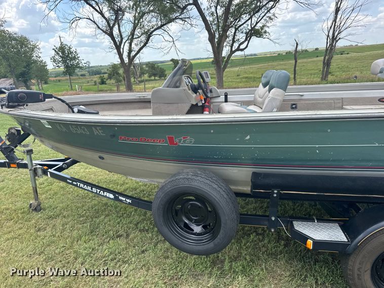 image for item EW4983 2002 Tracker Pro deep v 16 boat