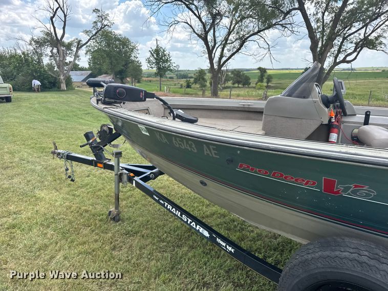 image for item EW4983 2002 Tracker Pro deep v 16 boat