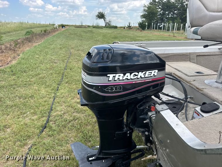 image for item EW4983 2002 Tracker Pro deep v 16 boat