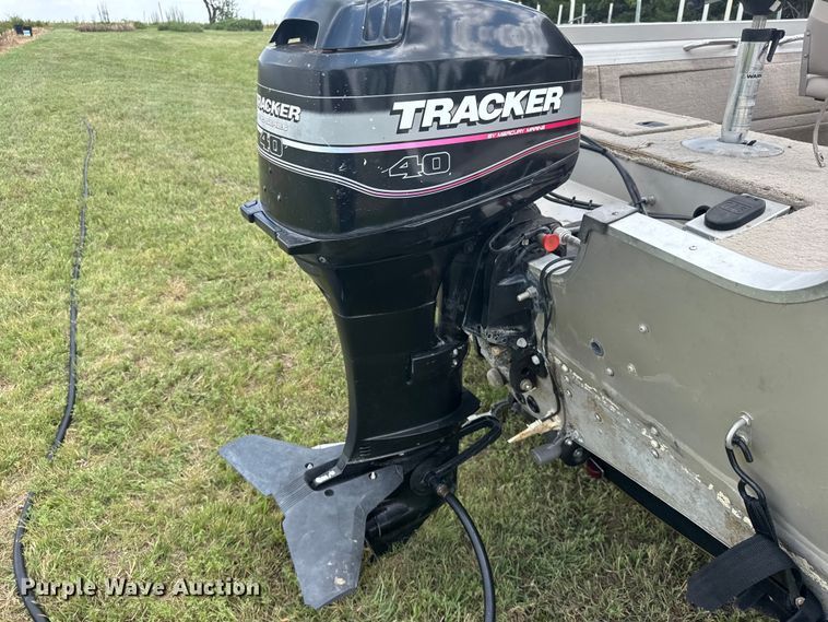 image for item EW4983 2002 Tracker Pro deep v 16 boat