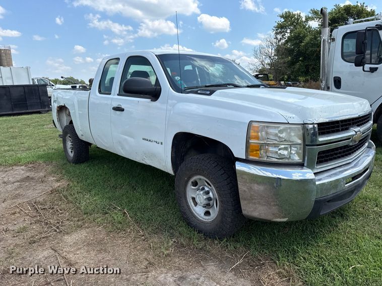 image for item EX2102 2007 Chevrolet Silverado 2500HD Ext. Cab pickup truck
