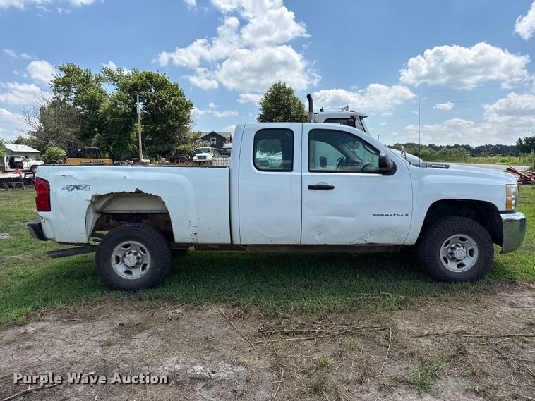 image for item EX2102 2007 Chevrolet Silverado 2500HD Ext. Cab pickup truck