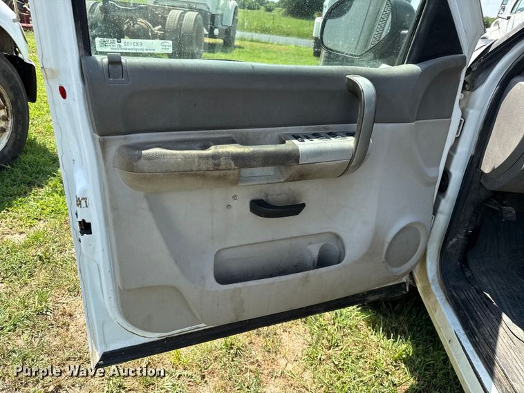 image for item EX2102 2007 Chevrolet Silverado 2500HD Ext. Cab pickup truck