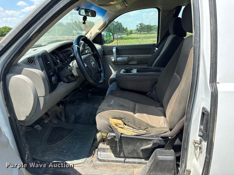 image for item EX2102 2007 Chevrolet Silverado 2500HD Ext. Cab pickup truck